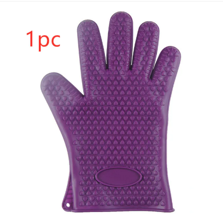 Gants de four en silicone utilisés pour manipuler un plat chaud — Silimura