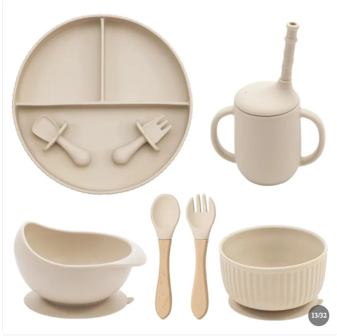 Bébé utilisant l’ensemble repas Silimura — assiette ventouse et bol anti-renversement